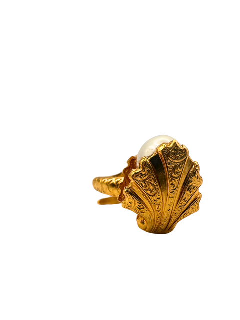 Ring with Fresh Water Pearl in Clam Shell